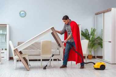 Süper kahraman temizleyicisi evde çalışıyor.