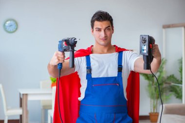 Evde çalışan süper kahraman tamirci.