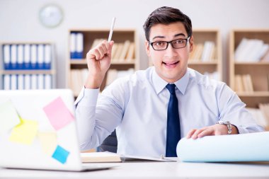 Ofiste çalışan bir işadamı.