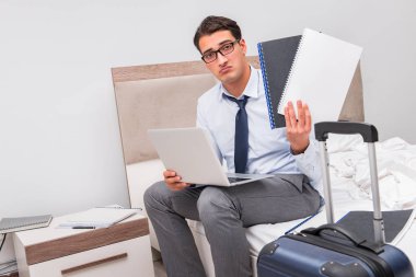 Otelde iş gezisinde çalışan bir işadamı.