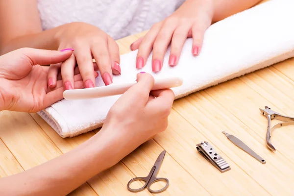 Las manos de mujer durante la sesión de manicura —  Fotos de Stock