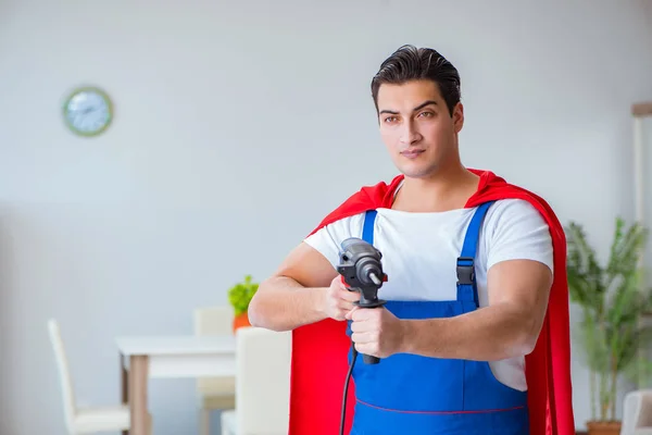 Ремонт супергероїв працює вдома — стокове фото