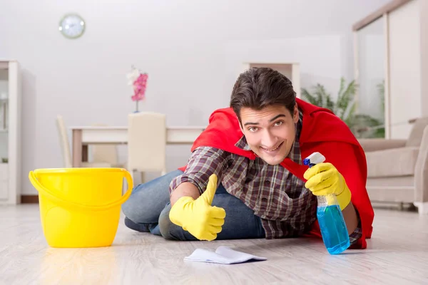 Superhelden-Ehemann putzt Fußboden zu Hause — Stockfoto