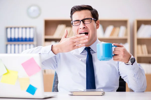 Empresário que trabalha no escritório — Fotografia de Stock