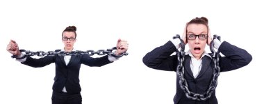 Elleri kelepçeli bir kadın.