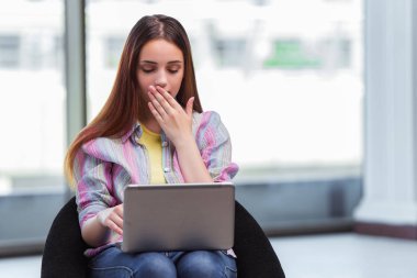 Uykulu kız dizüstü bilgisayarda çalışma