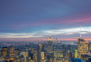 Günbatımında New York Manhattan 'ın gece manzarası