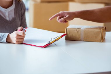 Paket teslim eden teslimatçı.