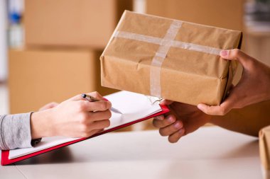 Paket teslim eden teslimatçı.