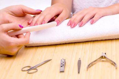 Manikür sırasında kadın elleri