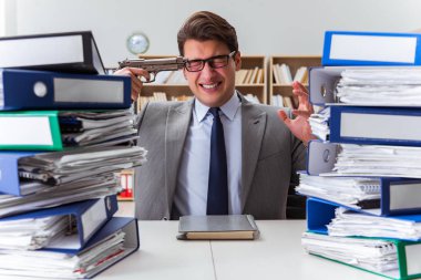 İşadamı aşırı iş nedeniyle stres altında