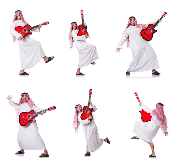 Homem árabe tocando guitarra isolada no branco — Fotografia de Stock