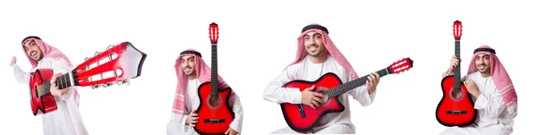 白で隔離されるギターのアラブ人 — ストック写真
