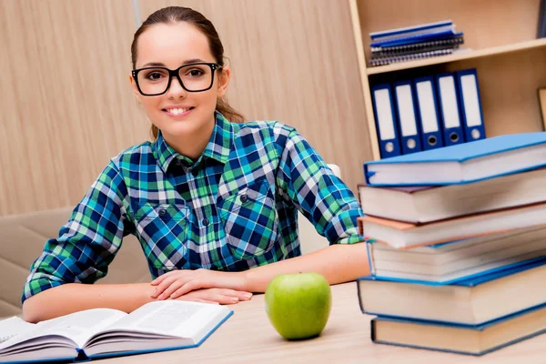 Junge Studentin bereitet sich auf Prüfungen vor — Stockfoto