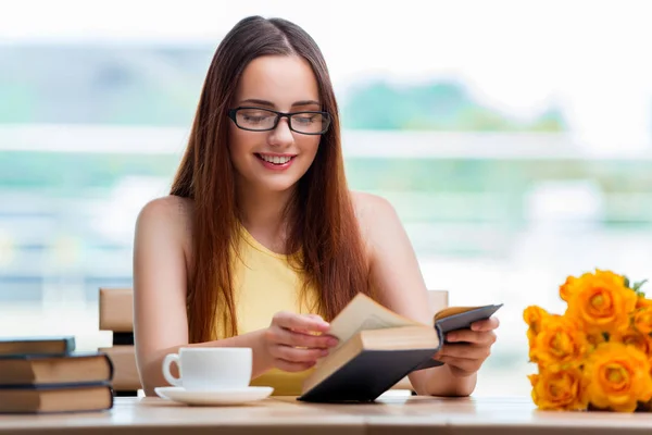 Mujer joven preparándose para los exámenes escolares —  Fotos de Stock