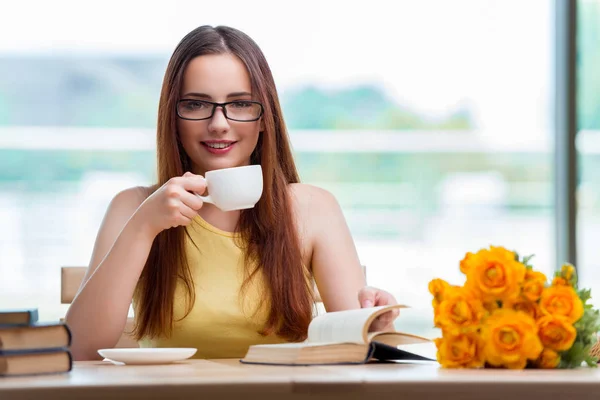 急いでいる間に若い学生がコーヒーを飲む — ストック写真