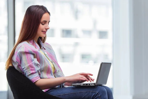 Jong meisje surfen internet op laptop — Stockfoto