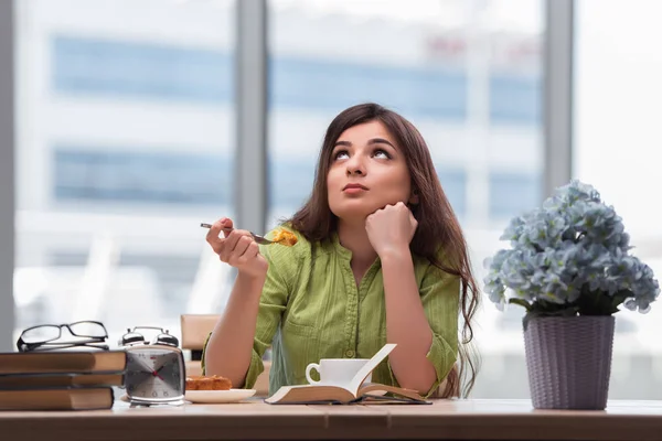 自宅で朝食を持つ若い女の子 — ストック写真