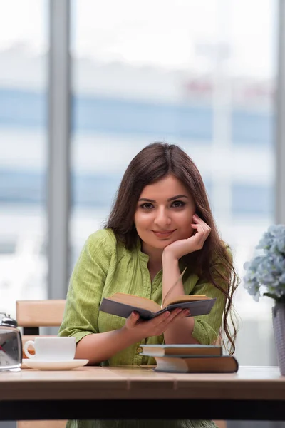 Junge Frau bereitet sich auf Schulprüfungen vor — Stockfoto