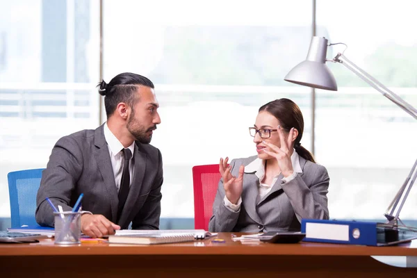 Mujer y hombre en el concepto de negocio — Foto de Stock