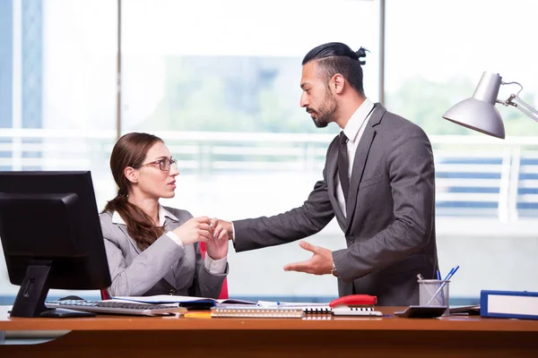 Femme et homme dans le concept d'entreprise — Photo