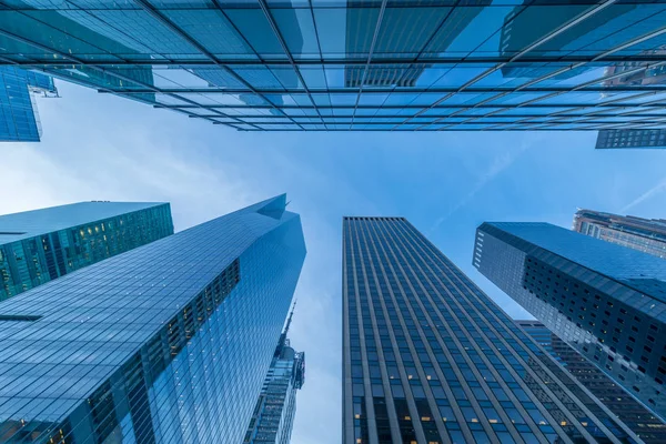 Нью-Йоркские небоскребы висят на уровне улиц — стоковое фото