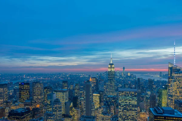 Vista nocturna de Nueva York Manhattan al atardecer —  Fotos de Stock