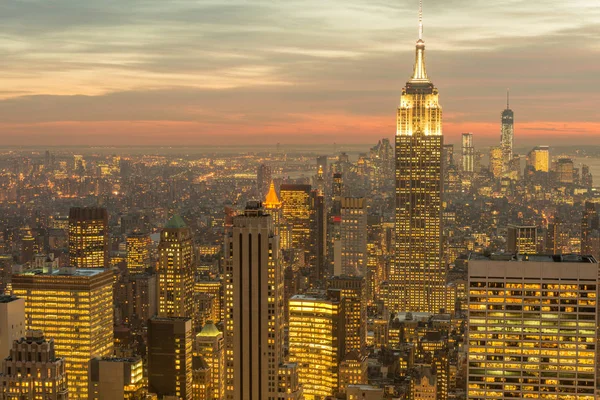 Günbatımında New York Manhattan 'ın gece manzarası — Stok fotoğraf