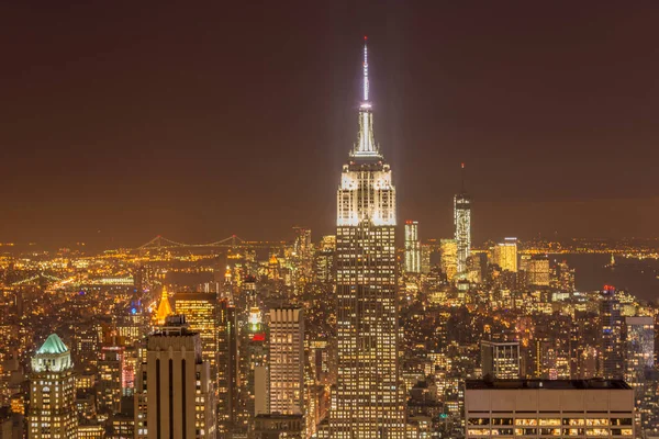 Nachtzicht van New York Manhattan tijdens zonsondergang — Stockfoto