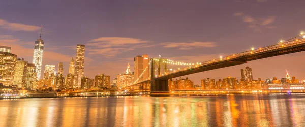 Nattutsikt över Manhattan och Brooklyn Bridge — Stockfoto