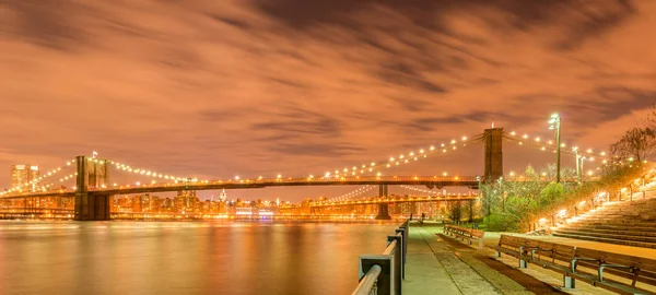 Manhattan ve Brooklyn köprüsünün gece manzarası — Stok fotoğraf