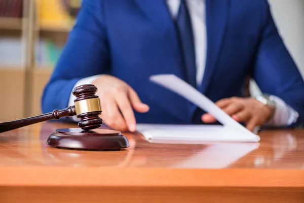 Juiz bonito com martelo sentado em tribunal — Fotografia de Stock