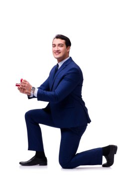 Evlilik teklifi yapan bir adamın romantik konsepti.