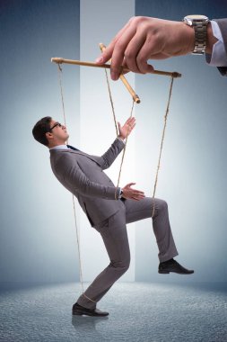 İşadamı kuklası patron tarafından manipüle ediliyor.