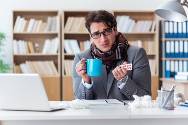 Hasta işadamı, ofiste hastalık yüzünden acı çekiyor.