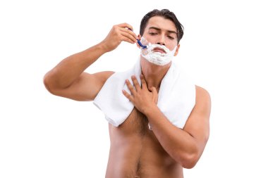 Yakışıklı adam, beyazın üzerinde tek başına tıraş oluyor.