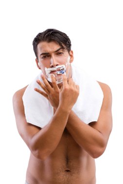 Yakışıklı adam, beyazın üzerinde tek başına tıraş oluyor.