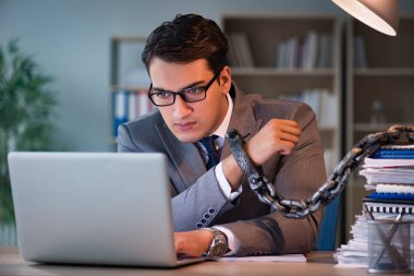 İşadamı ofiste saatlerce kalıyor.