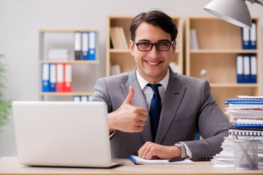 ofiste çalışan yakışıklı işadamı