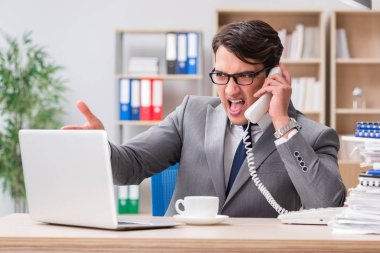 ofiste çalışan yakışıklı işadamı