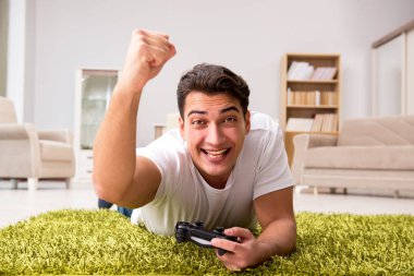 Bilgisayar oyunlarına bağımlı bir adam