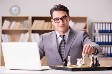 genç işadamı ofiste satranç oynamayı