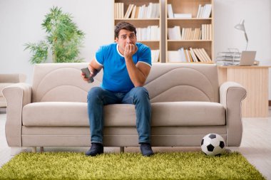 Adam evde futbol izlerken