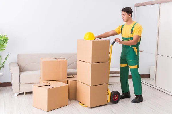 Trabajador de transporte entregando cajas a domicilio — Foto de Stock