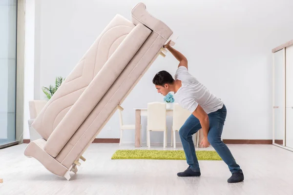 Adam hareketli mobilya ev — Stok fotoğraf