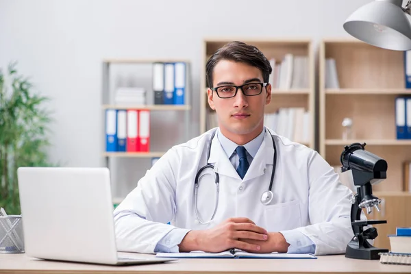 Dizüstü bilgisayarı olan genç bir doktor. — Stok fotoğraf