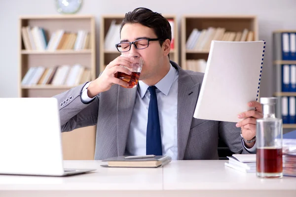 Jungunternehmer trinkt vor Stress — Stockfoto