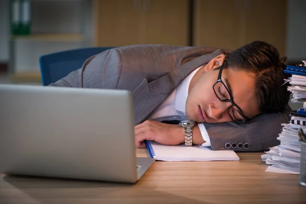 Homme d'affaires restant dans le bureau pendant de longues heures — Photo