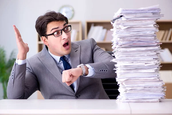 Empresario luchando para cumplir con los plazos desafiantes — Foto de Stock