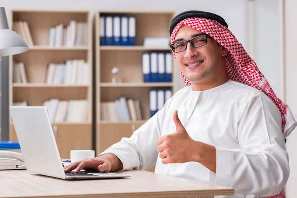 Arabische zakenman werkzaam in het kantoor — Stockfoto